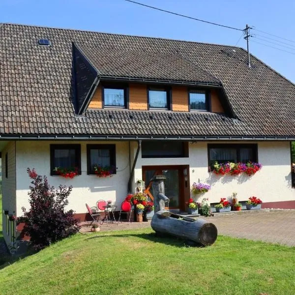 Ferienwohnungen Haus Marlene Kaiser，位于黑林山区贝尔瑙的酒店