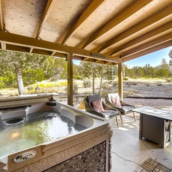 Peaceful Strawberry Cabin Fire Pit and Hot Tub，位于Pine的酒店