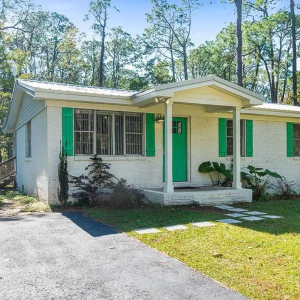 Cottage in the Pines，位于多芬岛的酒店
