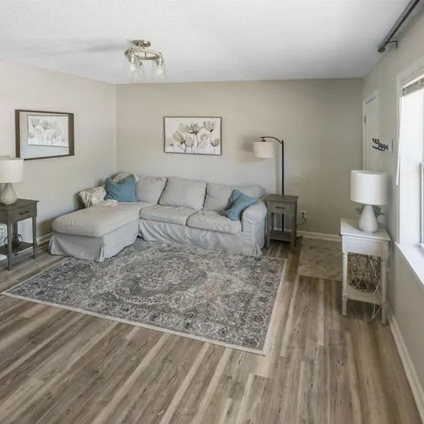 Townhomes Near the Bay - #8，位于Grand Bay的酒店