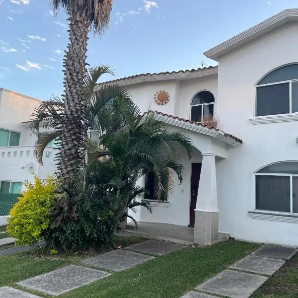 Residencia con alberca privada y jacuzzi en Lomas de Cocoyoc，位于瓦兹特佩克的酒店