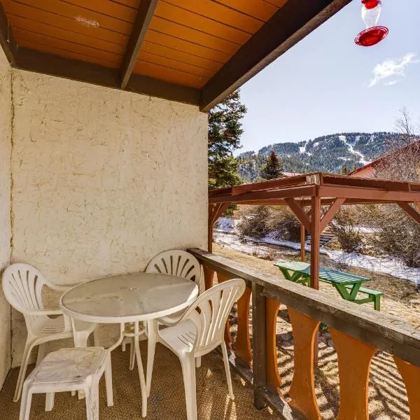 < Half-Mi to Red River Ski Area: Townhome w/ Patio，位于红河的酒店