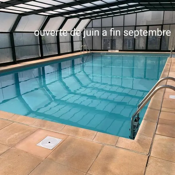 Mailh- Massibé T2 5 pers climatisation piscine couverte linge de maison inclus parking jardin clos，位于Bielle的酒店