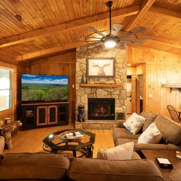 Cozy ‘Grey Fox’ Cabin Between Boone & Blowing Rock，位于布洛英罗克山的酒店