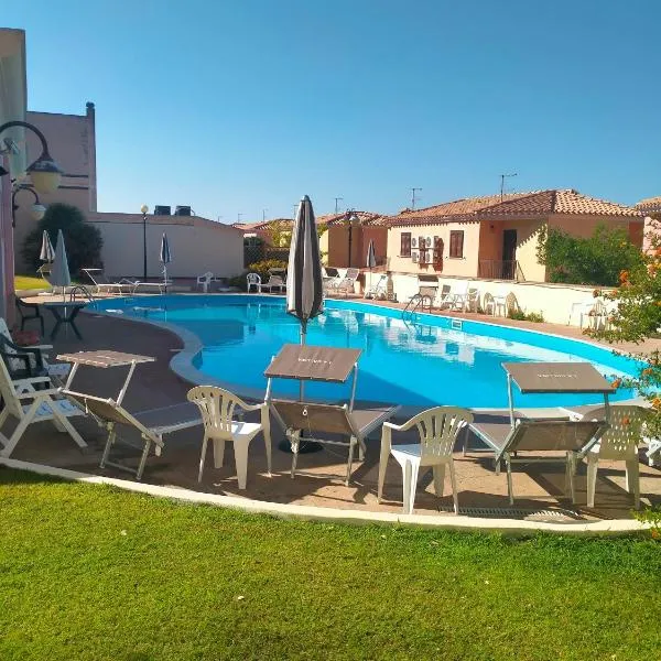 Villetta Soleil con Piscina e Campo da Tennis condominiale，位于维拉西米乌斯的酒店