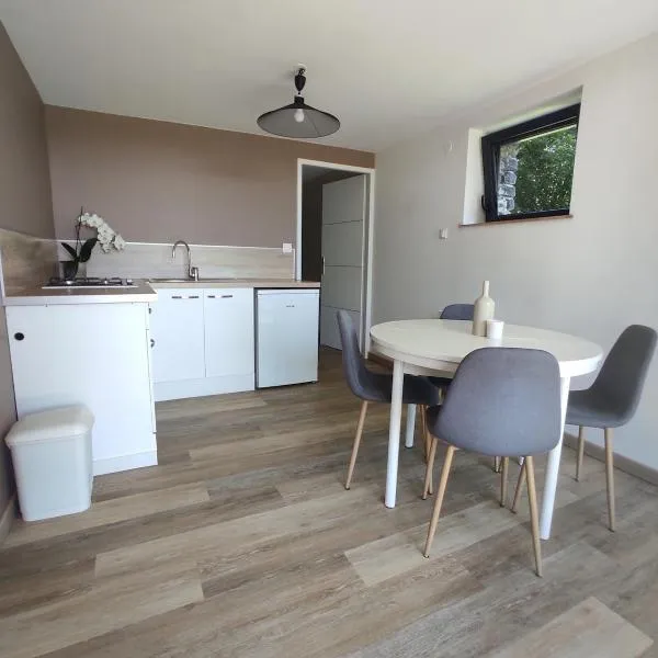 Garden level apartment，位于Le Pertuis的酒店