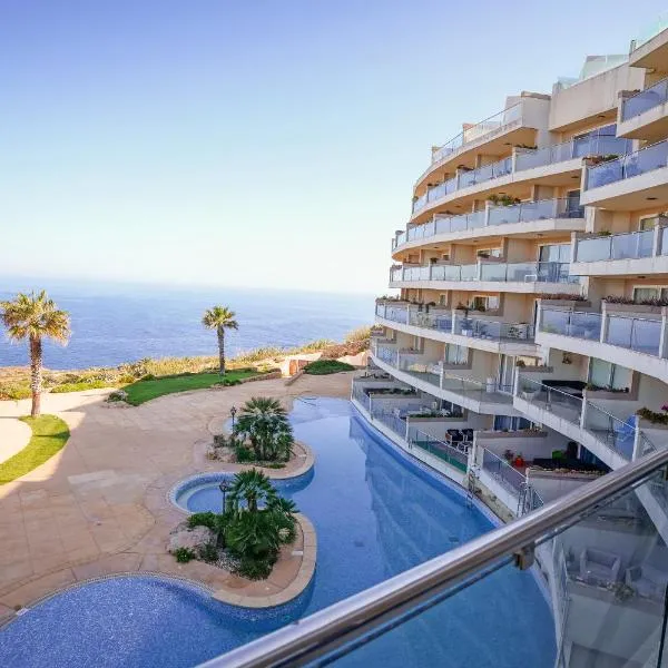 Luxury Living Apt with Massive Pool - Views and Beautiful Gardens，位于Għajn Melel的酒店