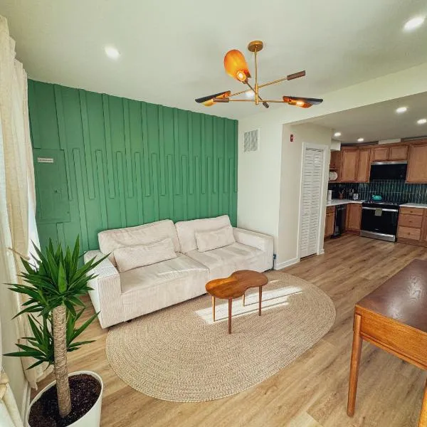 Elegant 3BR 2BA Entire Apartment Short Walk To The Beach Heart Of Wildwood，位于怀尔德伍德的酒店