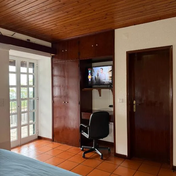 Habitación con estacionamiento y baño privado，位于丰沙尔的酒店