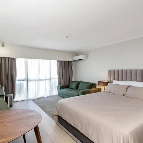Studio 503 - Prime Spot With Ocean Views，位于North Ward的酒店