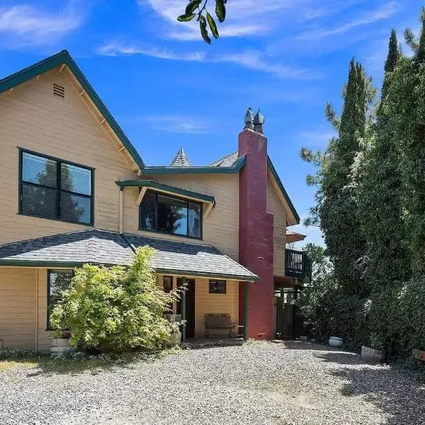 Eaglenest Inn with Pool & Seasonal SPA，位于朱利安的酒店