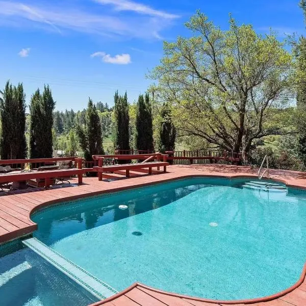 Eaglenest Inn with Pool & SPA，位于朱利安的酒店