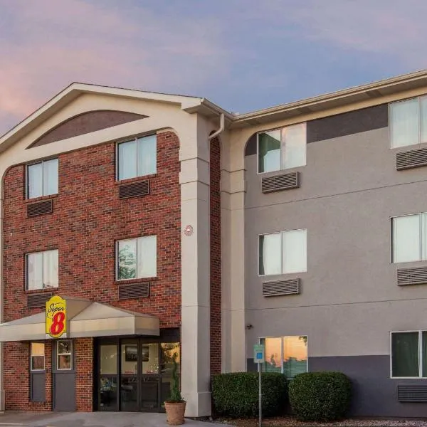 Super 8 by Wyndham Bedford DFW Airport West，位于贝德福德的酒店