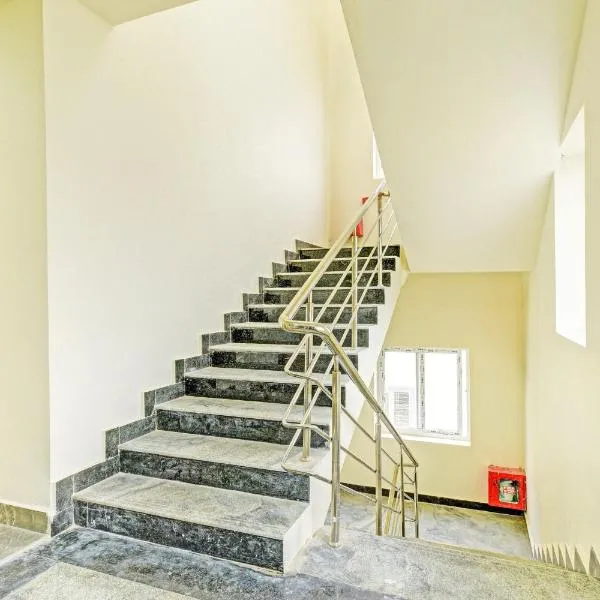 Super Townhouse Oak Kompally，位于Hakīmpet的酒店