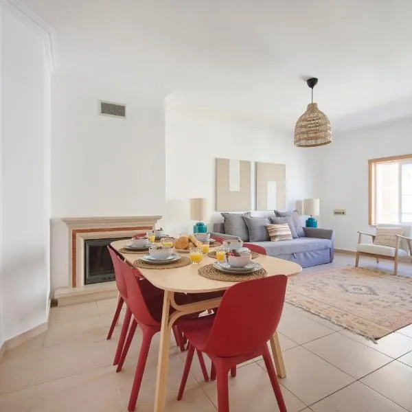 Spacious Apt Near Beach & Train, By TimeCooler，位于塞图巴尔的酒店