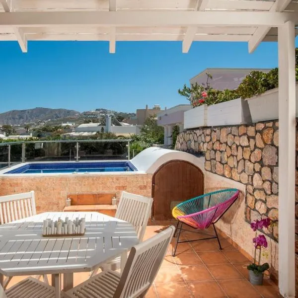 Villa Helena Santorini- Private Plunge Pool & BBQ，位于梅萨雷亚的酒店