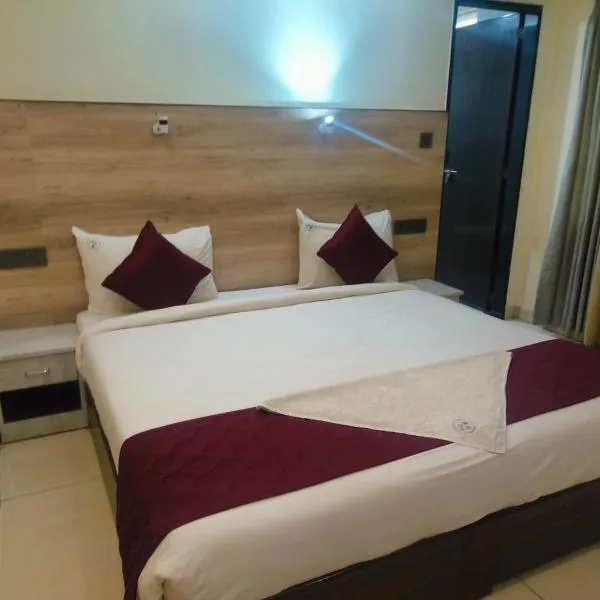 Super Hotel O Clock Centre Chirala，位于Chīrāla的酒店