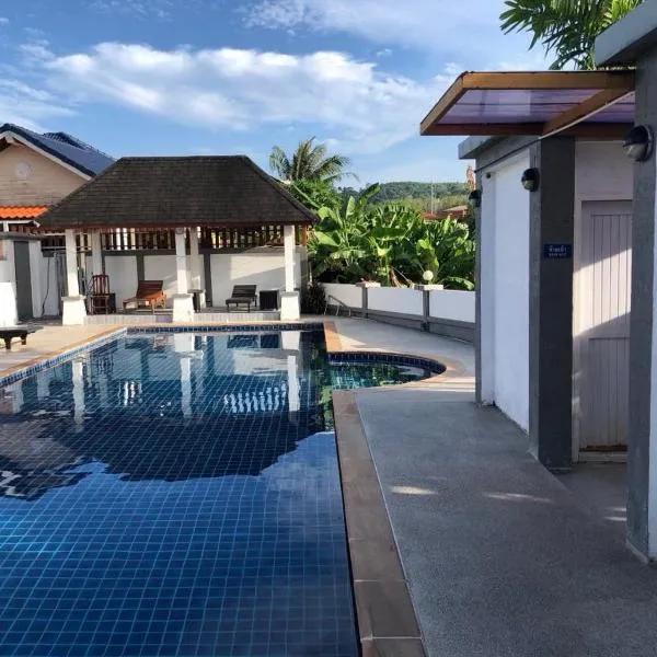 Casa Gris with Shared Pool，位于Ban Bo Han的酒店