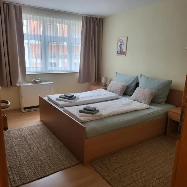 HOTEL RITTERS WEINSTUBEN kaffe restoran MERSEBURG，位于梅泽堡的酒店
