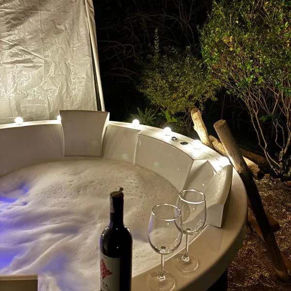 1111 Villa - The Human Happiness project - MUKTESHWAR - ------------- ---------------- --------------------- ------------------------------ --------------------------------------------- ------------Jacuzzi - Private Property with Garden and Orchard，位于穆克缇斯瓦的酒店