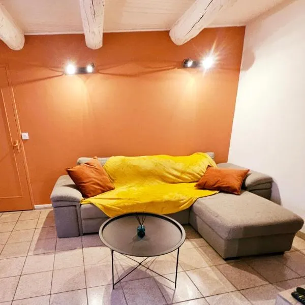 Charmant T2 des bourgades，位于Caumont-sur-Durance的酒店