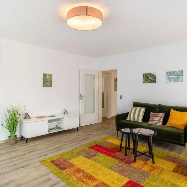 Ferienwohnung am Enzufer mit Balkon in Bad Wildbad im Schwarzwald，位于巴特维尔德巴德的酒店
