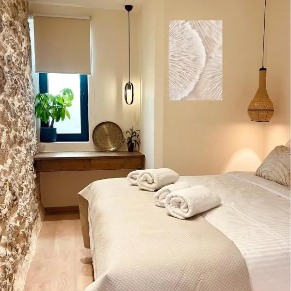 THE LAGOON - Coastal Living - Beachfront Luxury Stay - Adults only，位于普拉基亚斯的酒店