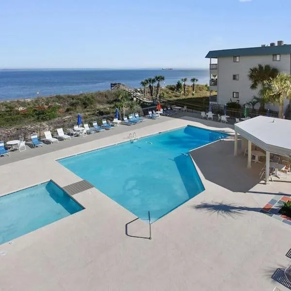 BEACHSIDE CONDO-WATER AND POOL VIEW Top Floor，位于泰比岛的酒店