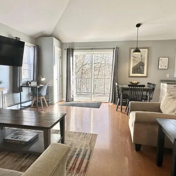 2 BR Home w/ Pondside View Backyard [Maine Escape]，位于巴港的酒店