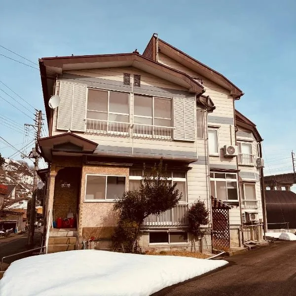 Urasa cottage at the station，位于南鱼沼市的酒店