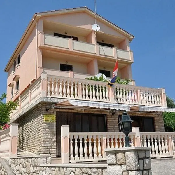 Apartments with parking space Lopar, Rab - 23747，位于洛帕的酒店