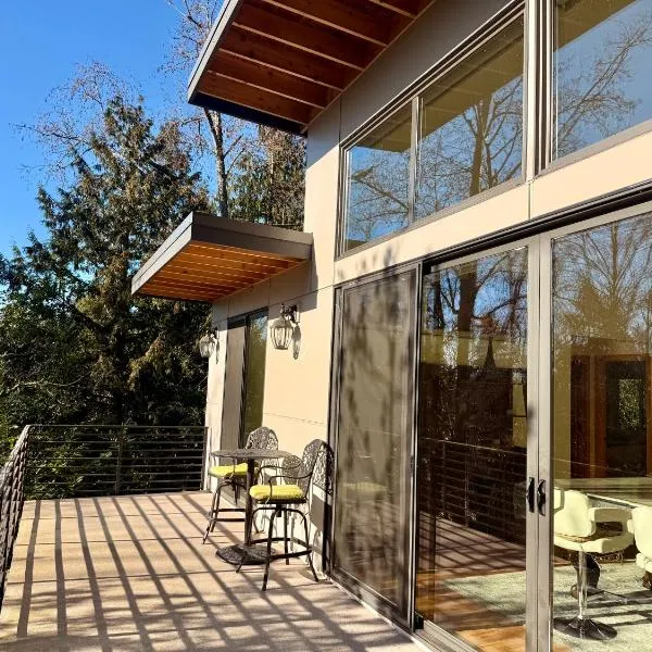 Luxury Family Retreat on Mercer Island Pet-Friendly, Pool Table, Patio & Near Seattle - Book Now & Save!，位于Mercer Island的酒店