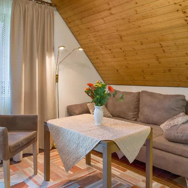 Drei Tannen - Wohnung 12 - Apartmenthaus, Titisee, nahe Badeparadies，位于Titisee的酒店