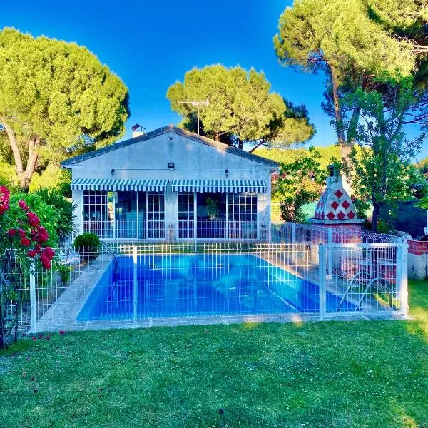 Chalet con piscina El Refugio de Venecia，位于El Campillo的酒店
