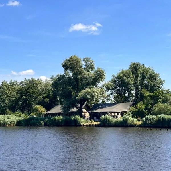 Glampingtent de Saskerlei, de Woudhaven，位于De Woude的酒店