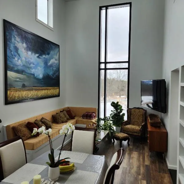 the Sugar Cube, a stunning, spacious, and modern villa with an orchard maze，位于伊萨卡的酒店