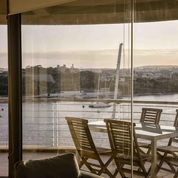 Seafront condo with a view of Valletta，位于Il-Gżira taʼ Forti Manoel的酒店
