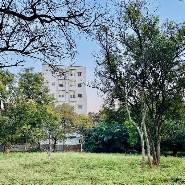 Truelife Whitefield - Premium 1 BHK Apartments - Prime location - Easy access to Main Rd - Metro - ITPL - Fast WiFi - Kitchen - Smart TV - Power backup - Park - Garden views，位于班加罗尔的酒店