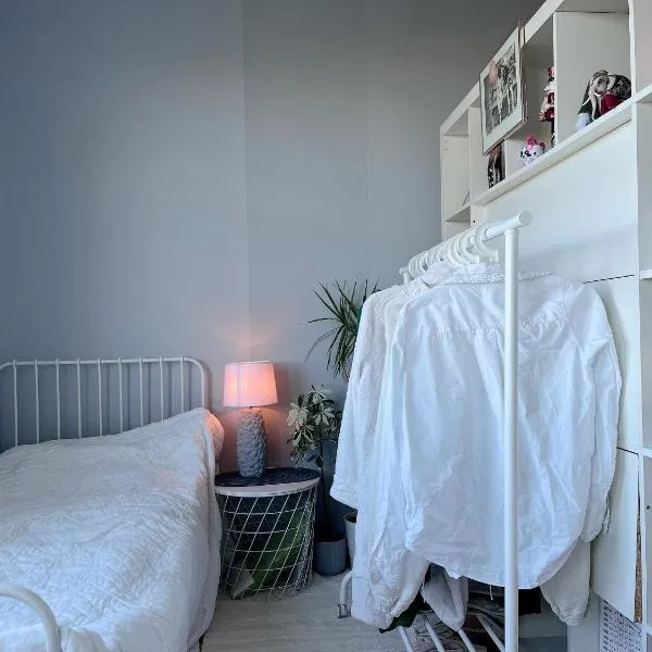 Cozy shared home for female in Stockholm，位于斯德哥尔摩的酒店