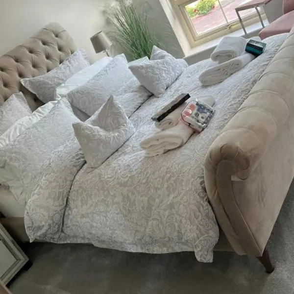 Sleeps 7, entire apartment,with onsite restaurant , INCLUDES breakfast !!!，位于Ebchester的酒店