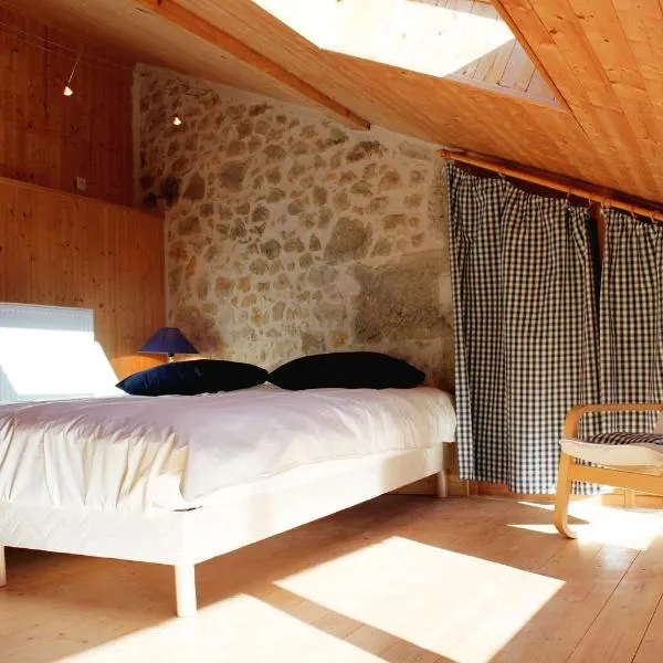 VALRELEY, chambres et table d'hôtes eco-friendly avec bain nordique au sud du massif du Jura，位于Thézillieu的酒店