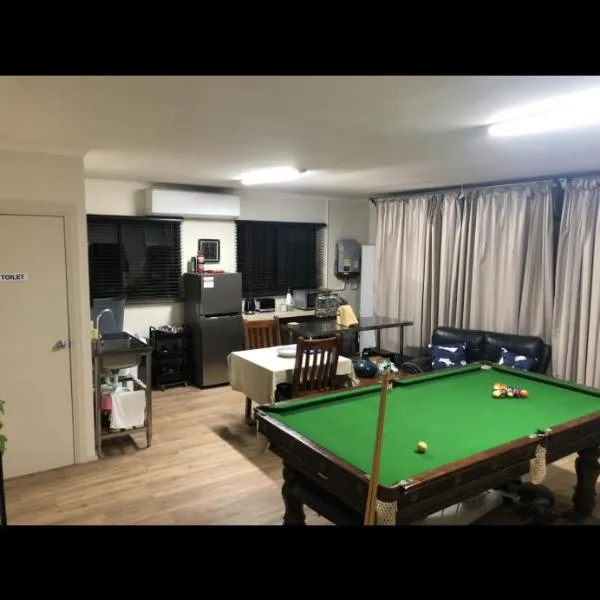 Semi-private half house with games room & outdoor jacuzzi in Maiden Gully, Bendigo，位于本迪戈的酒店