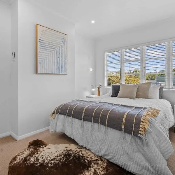 Elegant Hamilton East Home Near Gardens and Cafes，位于汉密尔顿的酒店
