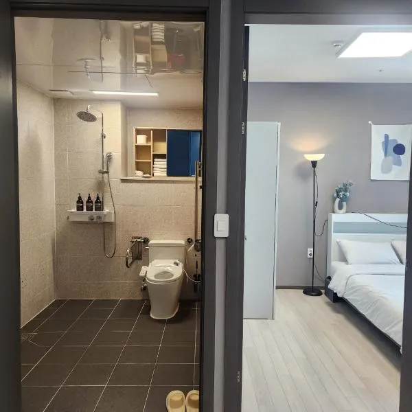Brand New Residence with Family，位于釜山的酒店