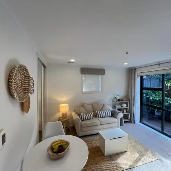 Auckland Coastal Hideaway Castor Bay Beach，位于奥克兰的酒店