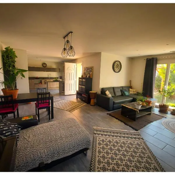 Chambre dans grande maison paisible，位于Paulhan的酒店