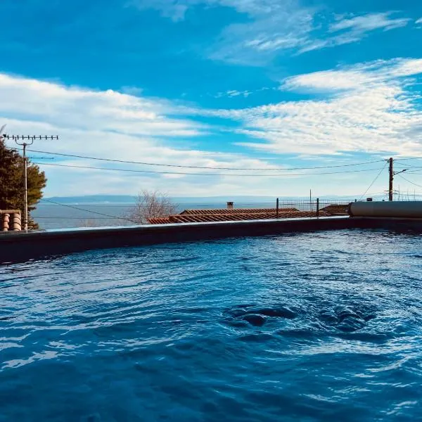 Petite maison avec accès piscine et jacuzzi chauffée，位于伊斯特尔的酒店