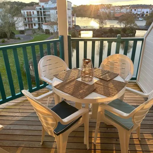 Fleurs du lac studio 2 adultes et 2 enfants avec terrasse vue sur le lac et accès parc aquatique gratuit，位于塔勒蒙的酒店