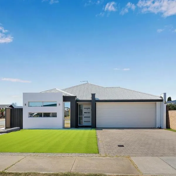 Spacious 4 Bedroom house in Southern River，位于珀斯的酒店