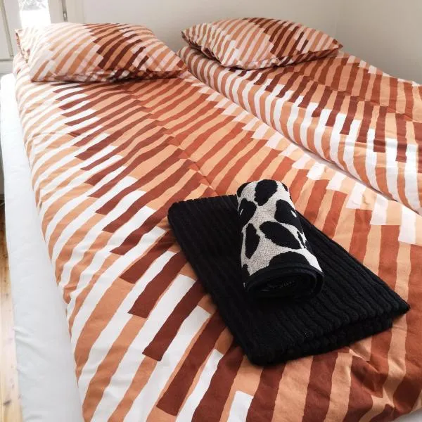 Idyllinen mökki ja pihasauna jokirannassa - sisältää liinavaatteet ja loppusiivouksen，位于卡拉约基的酒店